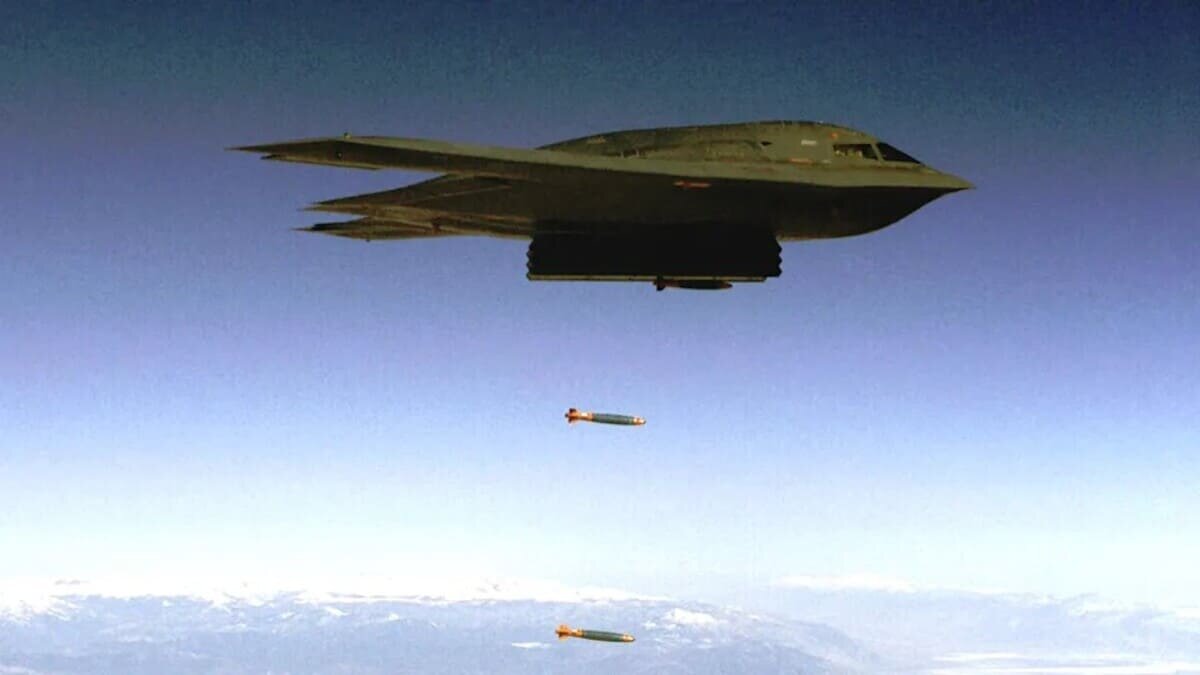    B-2 сбрасывает JDAM во время одного из испытательных полетов / © USAF