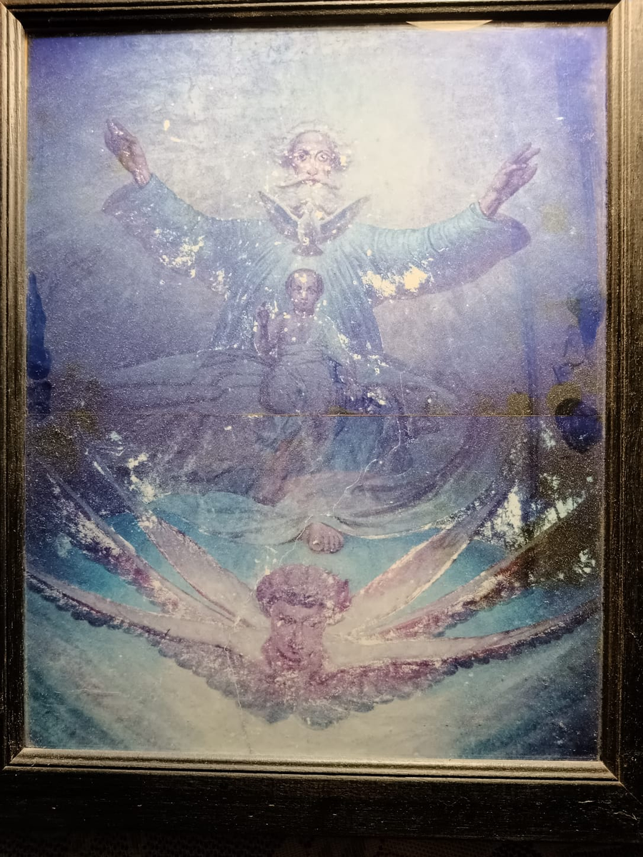 Господь Саваоф благословляет Отечество. Перед ним Иисус Христос, Его поза и благословляющий жест. А над Ним - голубь - Св. дух. 