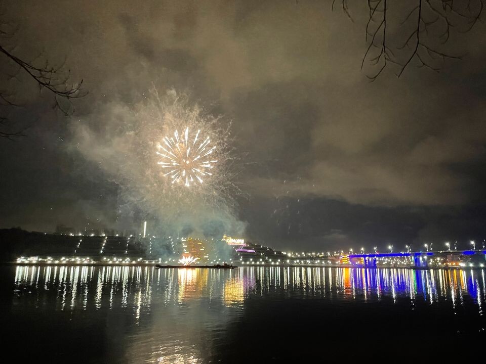    Салют над Обью в Барнауле. Источник: Виталий Барабаш