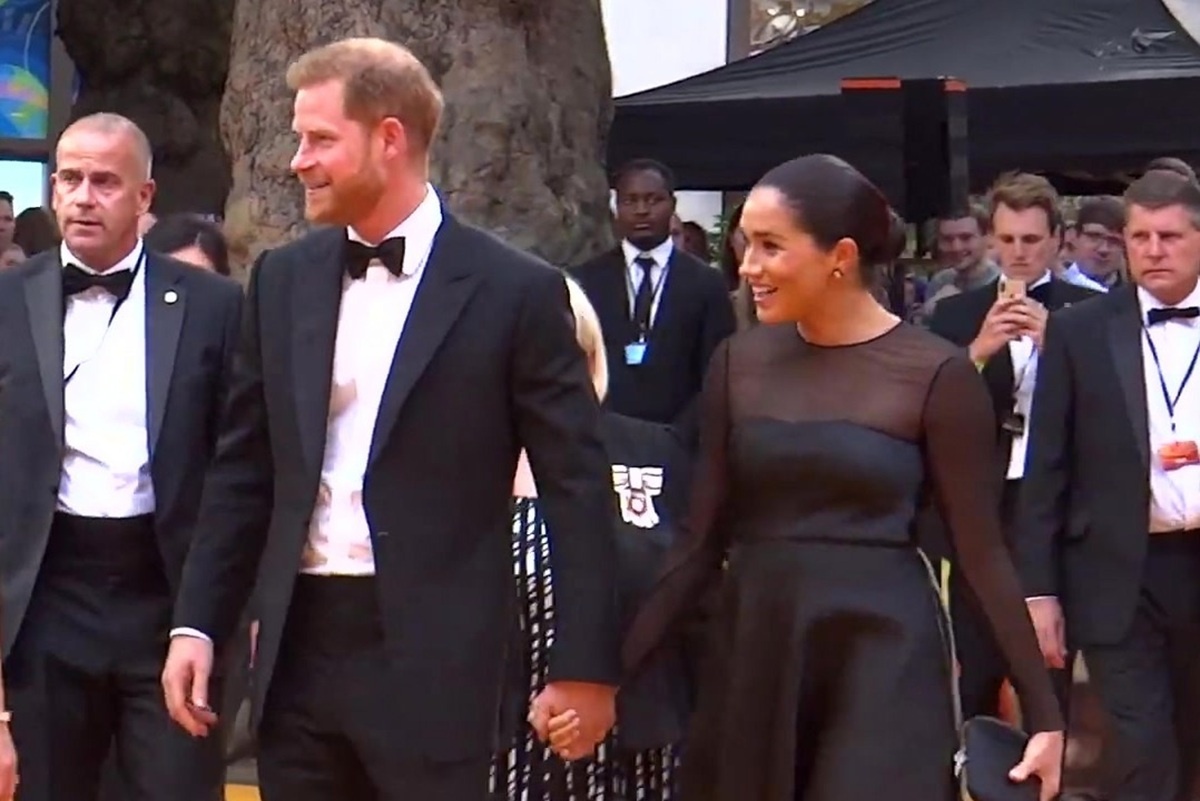    Фото: скриншот видео, источник: ФИЛЬМ: Меган Маркл возвращается на красную дорожку YouTube.com