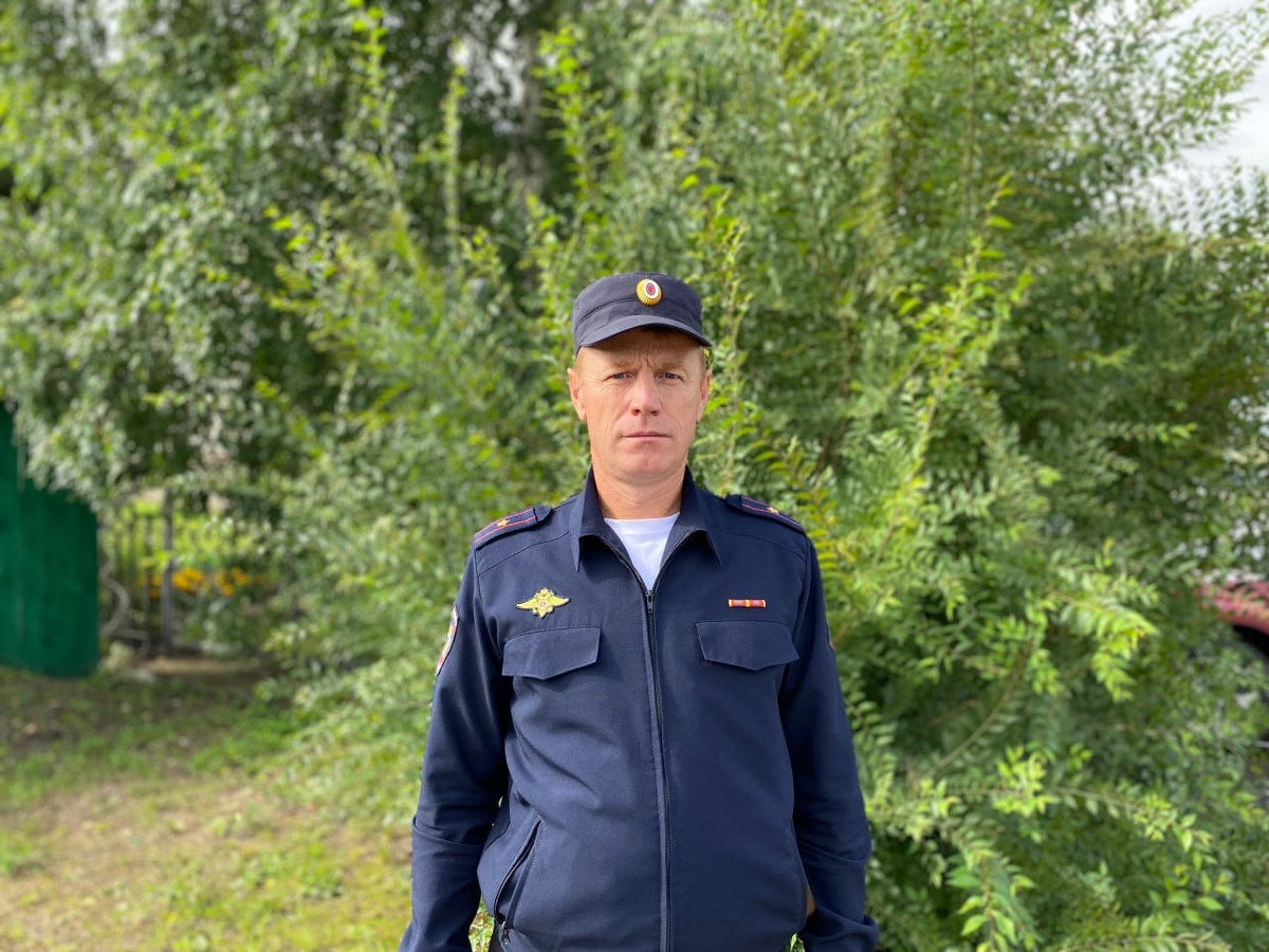     Полицейский вынес женщину из горящего дома в Красноярском крае