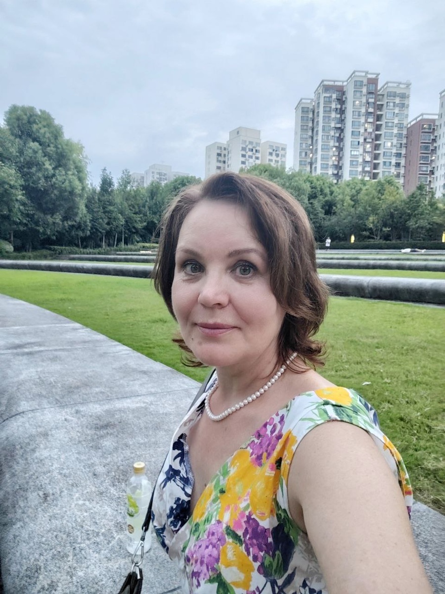 Обычный парк в микрорайоне. На этих бетонных скамьях очень удобно не только сидеть, но и лежать. Что китайцы и делают.