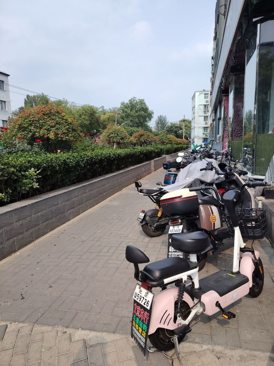 Это еще очень мало припаркованных мопедов