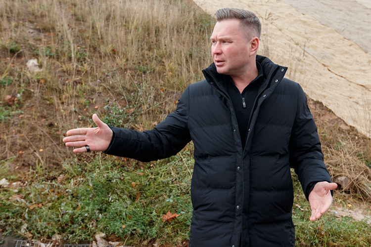    «Этот грунт находится сверху и постепенно сползает вниз, в сторону Куйбышевского водохранилища», — рассказывает «БИЗНЕС Online» Андрей Закамский.   
Фото: «БИЗНЕС Online»