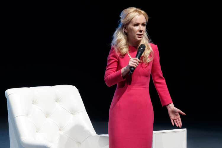    Екатерина Мизулина не упустила при этом возможности прорекламировать национальный мессенджер Max.   
Фото: «БИЗНЕС Online»