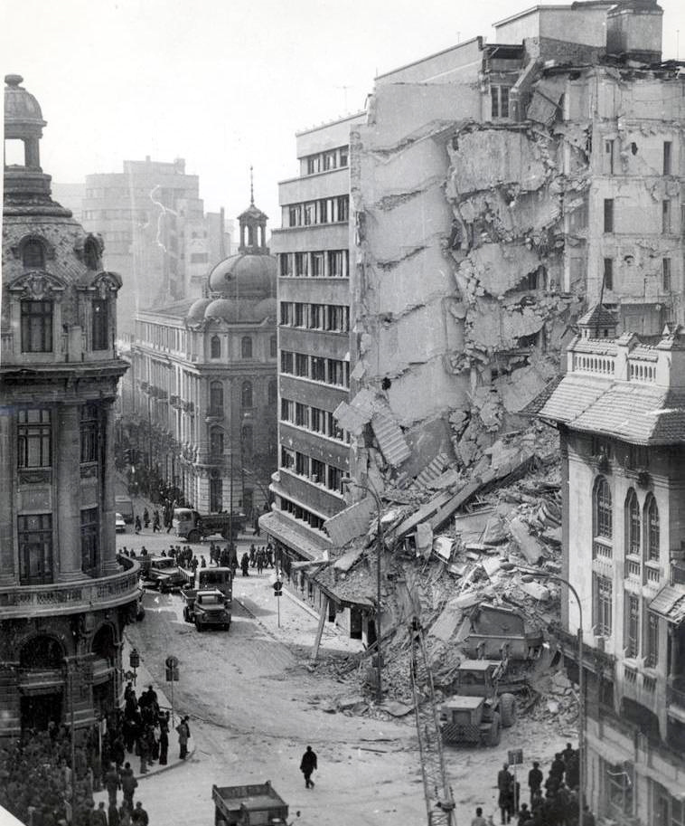 Последствия землетрясения 4 марта 1977 года в Бухаресте. Фото отсюда: https://romaniadacia.wordpress.com