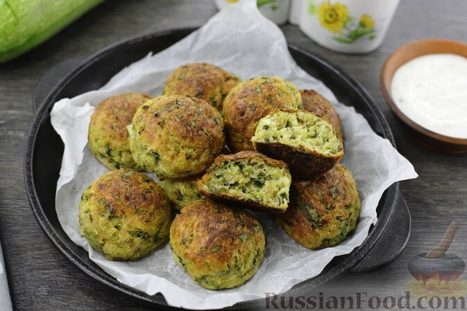 кабачки, чеснок, яйца , сыр моцарелла, панировочные сухари, лук зелёный, зелень петрушки, базилик, орегано сушёный, соль, перец чёрный молотый, сметана