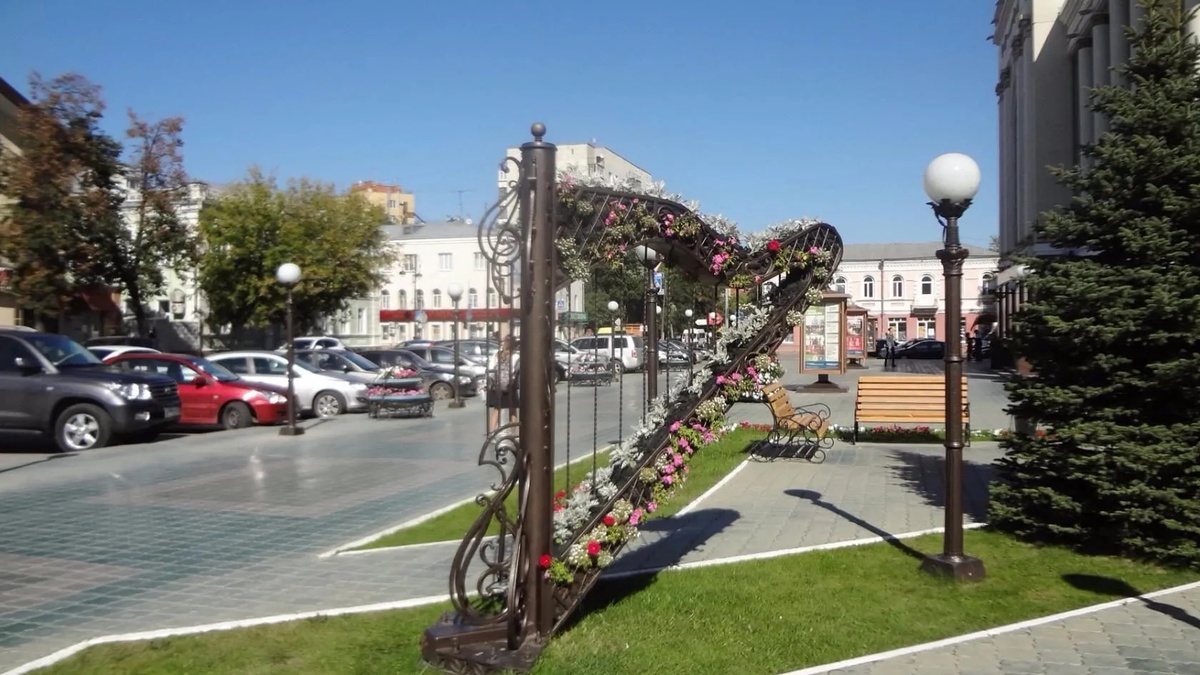 Тюмень.  Около концертного зала филармонии.  Фото автора статьи