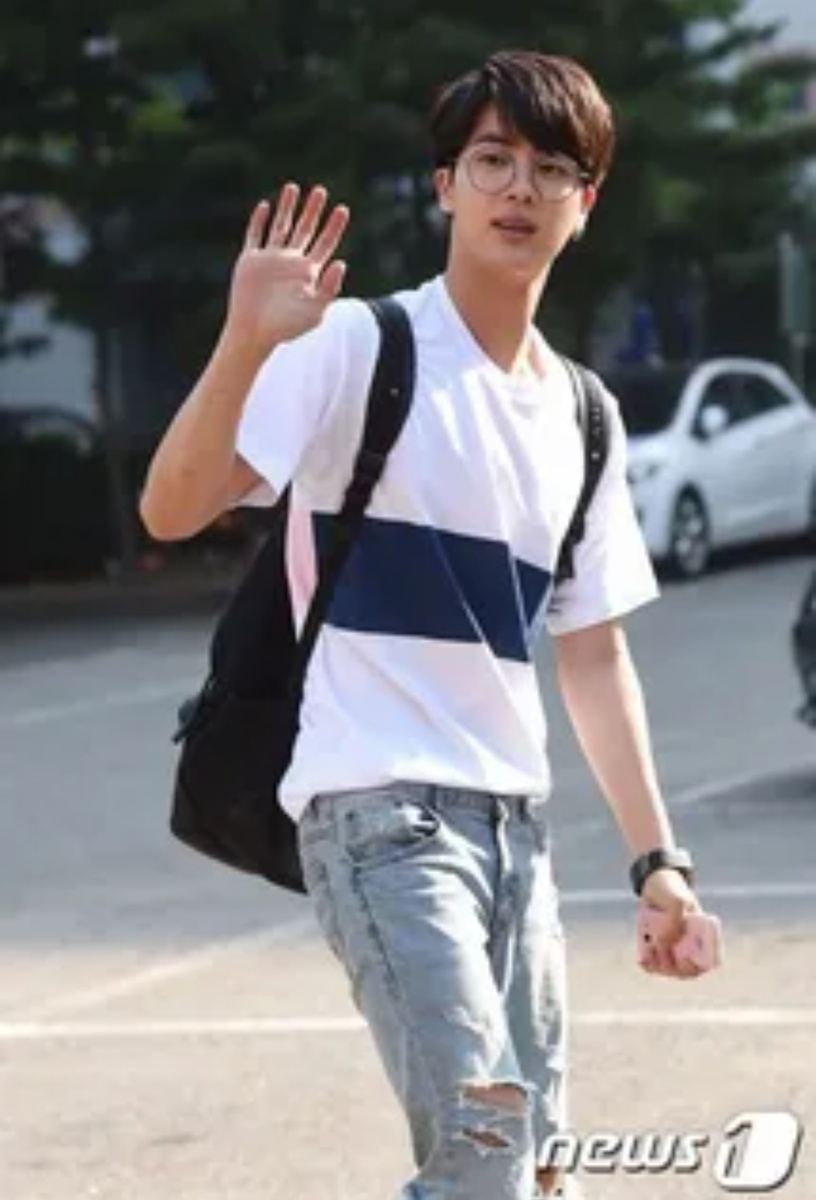 Ну, я пошёл гулять! 10000 шагов сами себя не прошагают! - Подросткам - 17000 шагов! - Вы не родственница Чон Чонгука из BTS? - Кхм... 