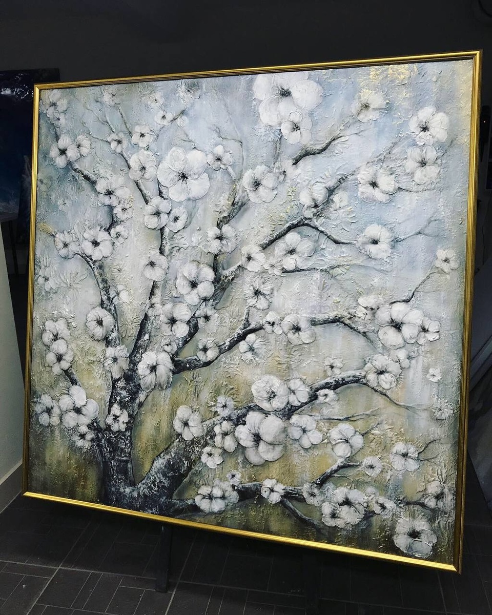 Большая картина с цветами в багете