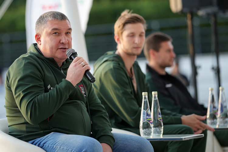    Хоккейный «Ак Барс» провел встречу с болельщиками на «Черном озере».   
Фото: ak-bars.ru