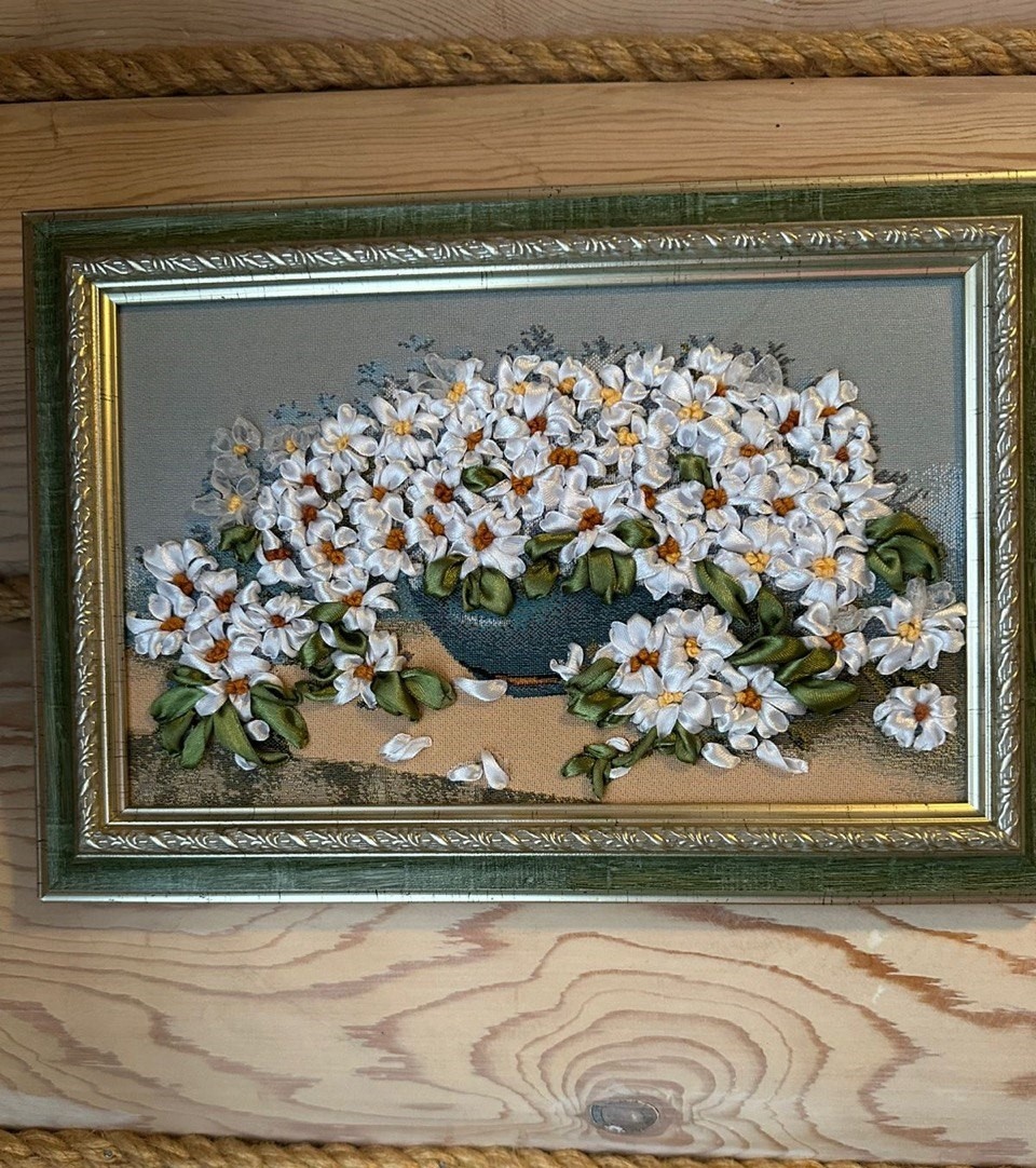 Вокруг меня много талантливых людей. Эту картину сделала мне в подарок приятельница.