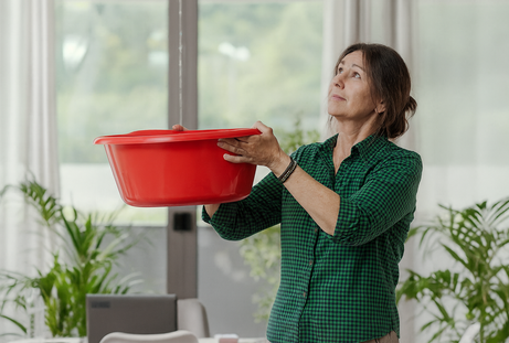 Сосед сверху разводит руками: "Ой, ну бывает..."