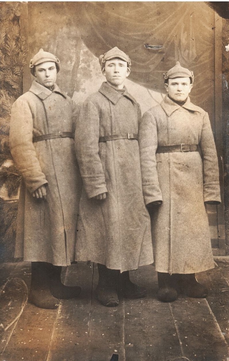 Стародубов Иван Васильевич (1907-1941) - первый слева. Перед отправкой на фронт, 1941 г