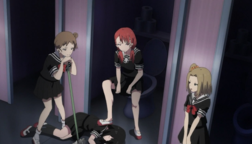 В школе бандитки третируют, остальным одноклассникам всё равно, учителя предпочитают не замечать.