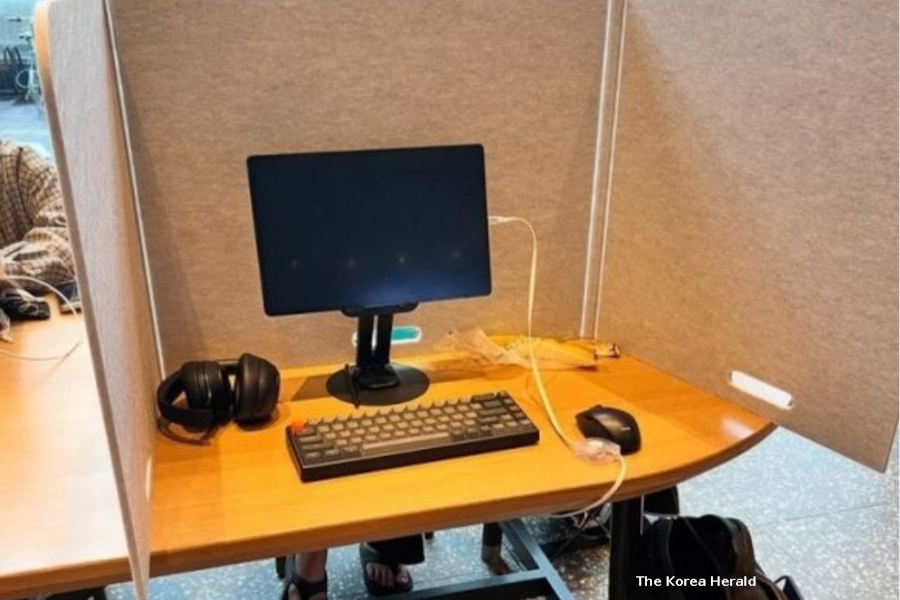 Фото таких "рабочих кабинетов" наделали много шума в корейских соцсетях