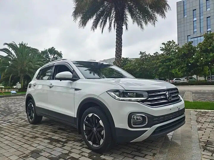 Volkswagen Tacqua 2025 – это свежая модель в линейке немецкого бренда, которая обещает стать популярной среди российских автолюбителей. Компактный, но вместительный кроссовер сочетает в себе современный дизайн, передовые технологии и надежность.