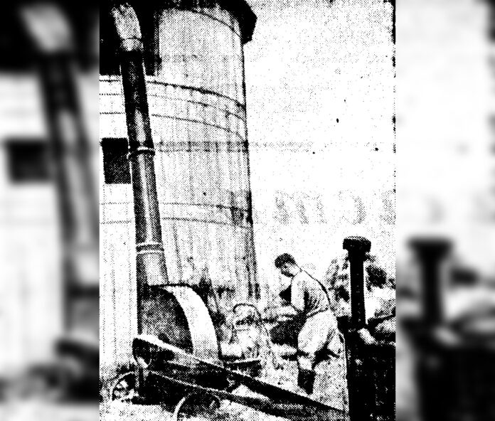 В сельскохозяйственной артели имени Кирова Чеховского района кормодобывающая бригада Василия Юферова уже заложила около 80 тонн силоса. Хорошо на заготовке сочных кормов работают машинист силосорезной машины Михаил Алапченко и тракторист Фёдор Гутько. НА СНИМКЕ: закладка массы в силосную башню ёмкостью 50 тонн с помощью силосорезки. Фото Григория СОКОЛОВА.