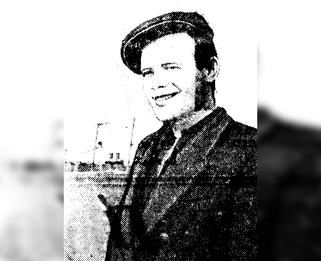 Сплавщики Поронайской сплавной конторы сортируют древесину, готовят плоты для дальнейшей буксировки, а команды буксирных катеров своевременно доставляют плоты к местам назначения. Хорошо работает здесь команда капитана Василия Ковалёва. НА СНИМКЕ: капитан В. Ковалёв. Фото В. ПРИВЕЗЕНЦЕВА.