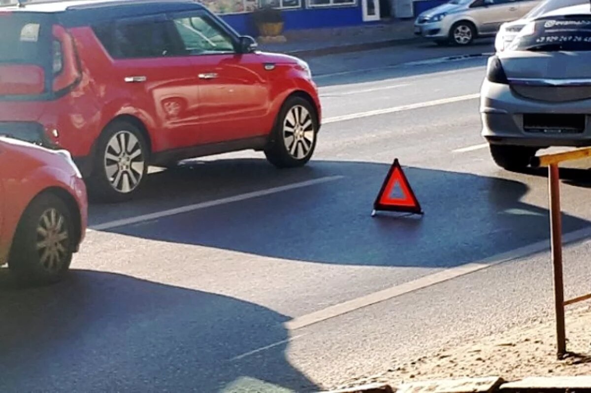    В Сургутском районе водитель на «Ладе» врезался в бордюр и перевернулся