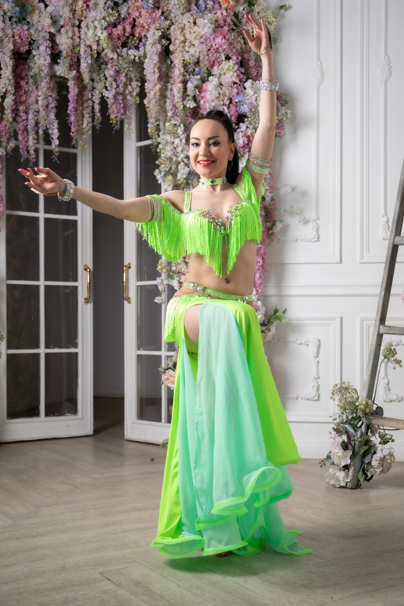 Один из вариантов выполнения движения Арабский ключ. Мягкий подъем бедра. Осанка хореографичная