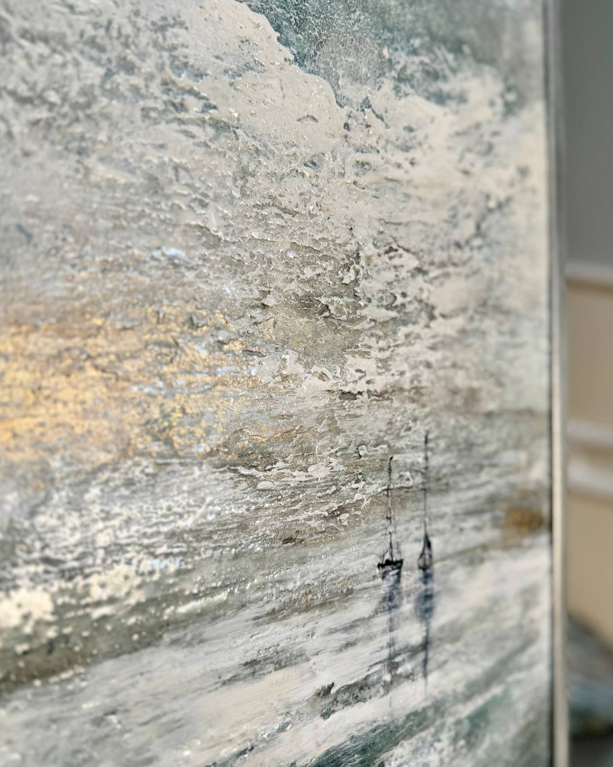 Светлая фактурная картина с кораблями