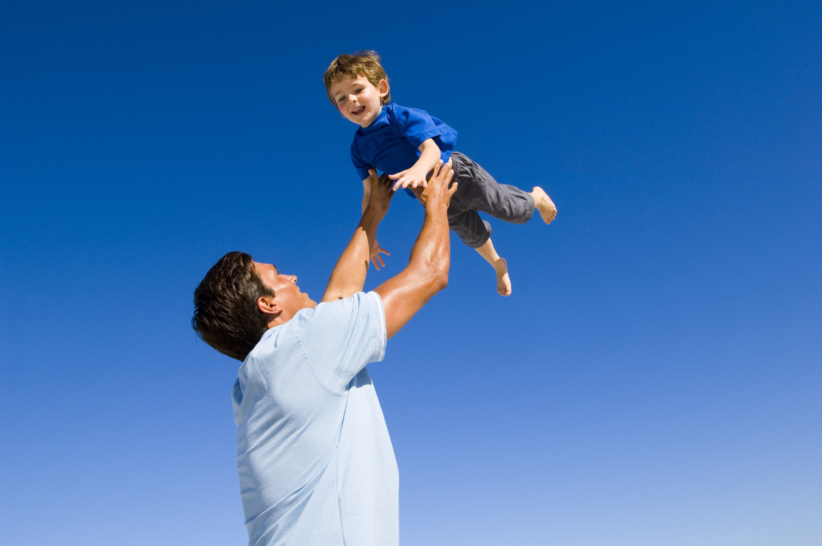 Мужчина с мальчиком на руках.