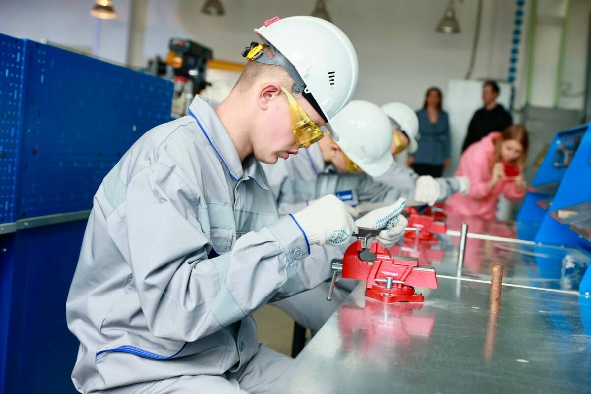 Один из самых перспективных способов – взращивание сотрудников со школьной скамьи.  Фото: ФедералПресс / Иван Кабанов