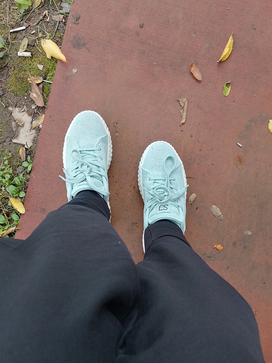 Мятные кроссовки.