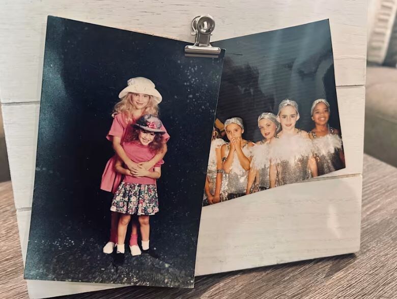 Медди с сестрой(слева)