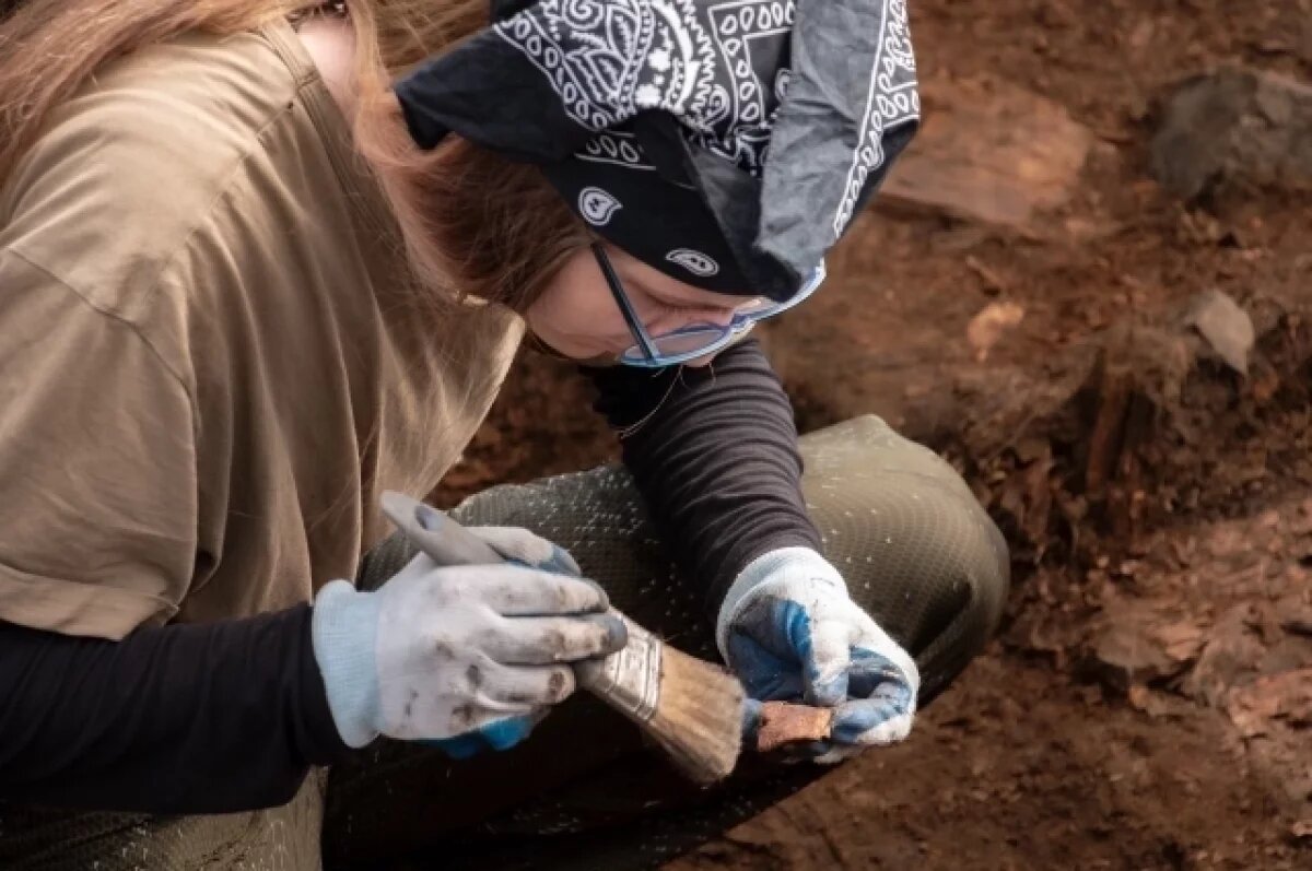    Аккуратно кисточкой археологи сметают с артефактов «пыль веков».