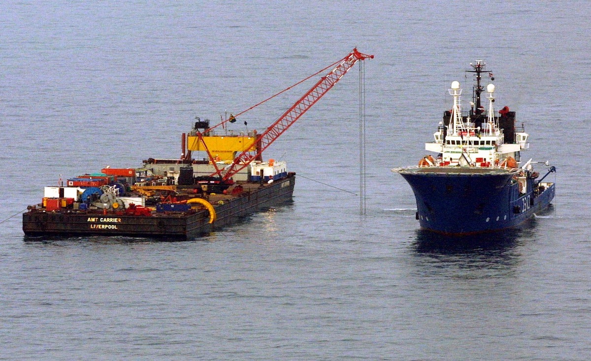    Утром 13 августа 2000 года «Курск» был обнаружен при помощи гидроакустической аппаратуры крейсера «Пётр Великий». Субмарина лежала на грунте на глубине 108 м. Проведение спасательной операции затруднял шторм. 15 августа предложение помощи в проведении спасательных работ поступило от Норвегии / AP