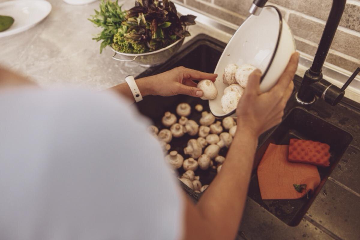 Yaroslav Astakhov / Shuttersock / FOTODOM📷Перед тем, как жарить грибы, их нужно промыть или протереть, при необходимости разделать и нарезать на небольшие кусочки