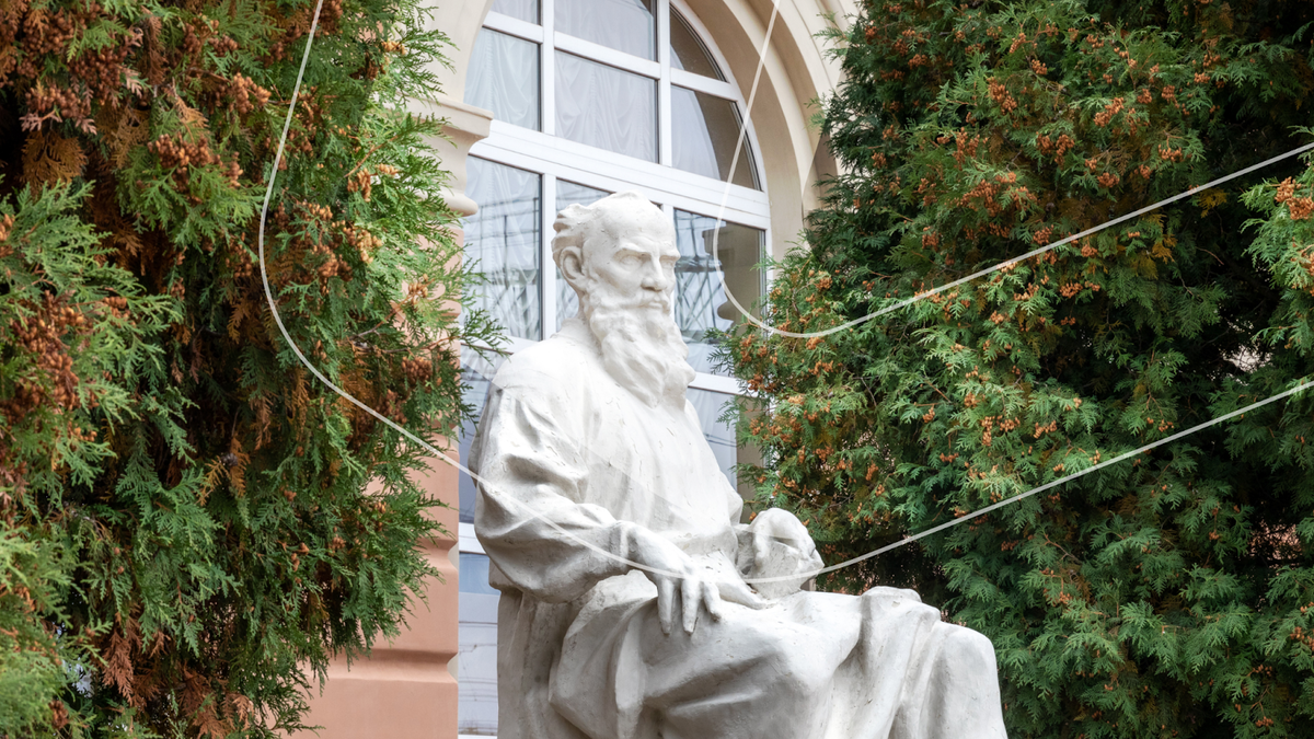 Памятник на станции Щёкино