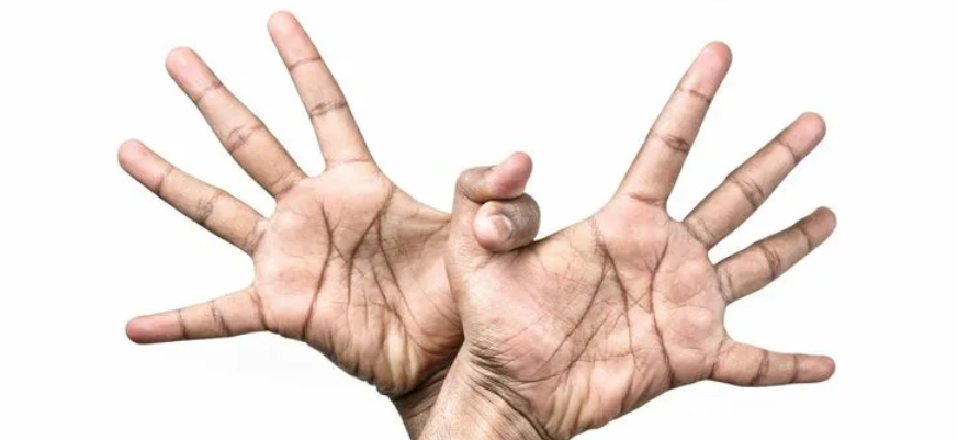 Два варианта Гаруда мудры: пальцы растопырены и собраны. Можно делать и так, и так.