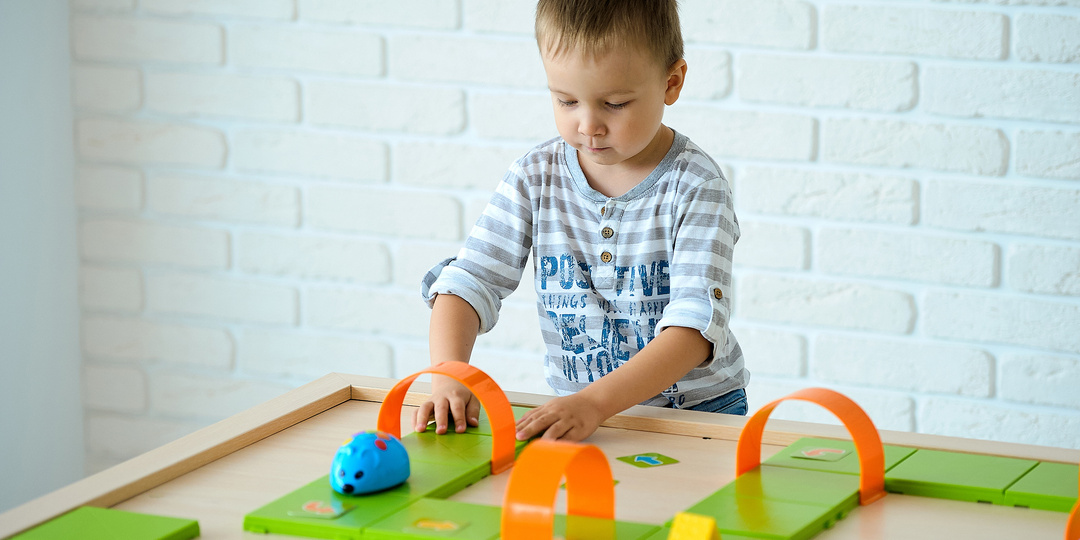 Игровой STEM-стол: что это такое и в чём польза?