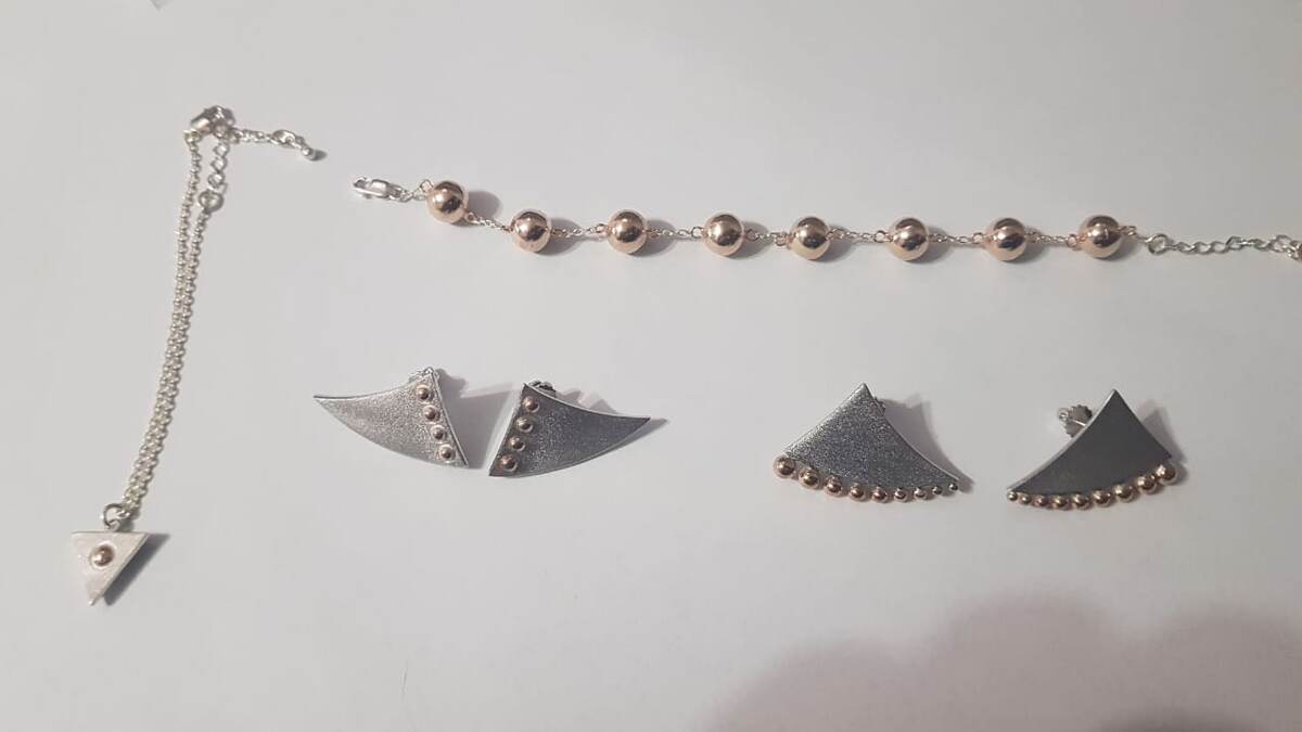 Коробка, которая приехала спустя несколько месяцев, быстро вернула меня с небес на землю. Мастер сделал ровно то, что я прислала - без “додумать” и “улучшить”. Серьги не сидели, форма и цвет — мимо, а я получила первый важный урок: чудеса случаются, но не в производстве без точного ТЗ.