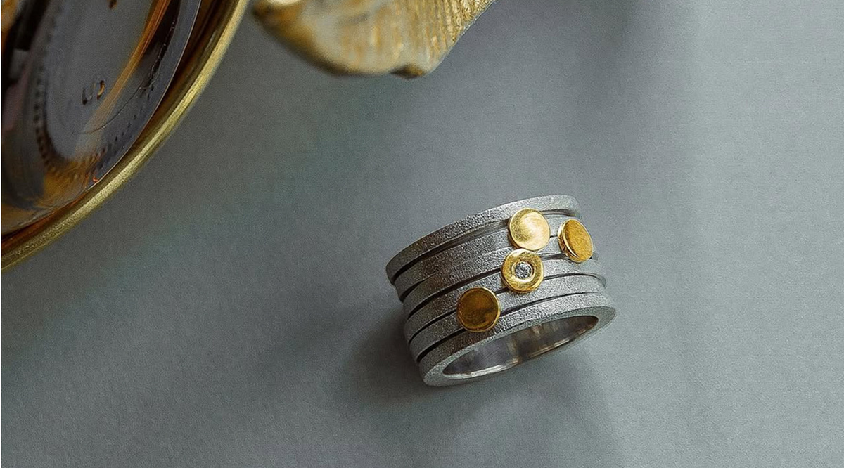 И вот — готовое изделие, кольцо Saturn. За ним стоят недели работы, правок и проверок, сотни мелких решений, которые в итоге складываются в то самое «да, это оно».