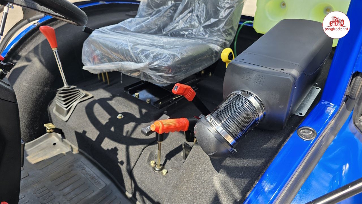 Листайте фото стрелкой справа. Фото кабины DF-244G2B ЛЮКС, вид слева от оператора. Фото автора.