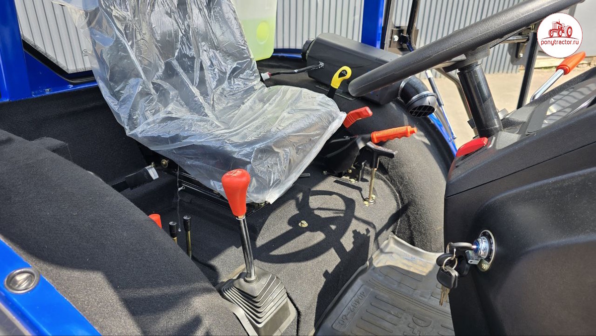 Фото кабины DF-244G2B ЛЮКС,  вид справа от оператора. Фото автора.