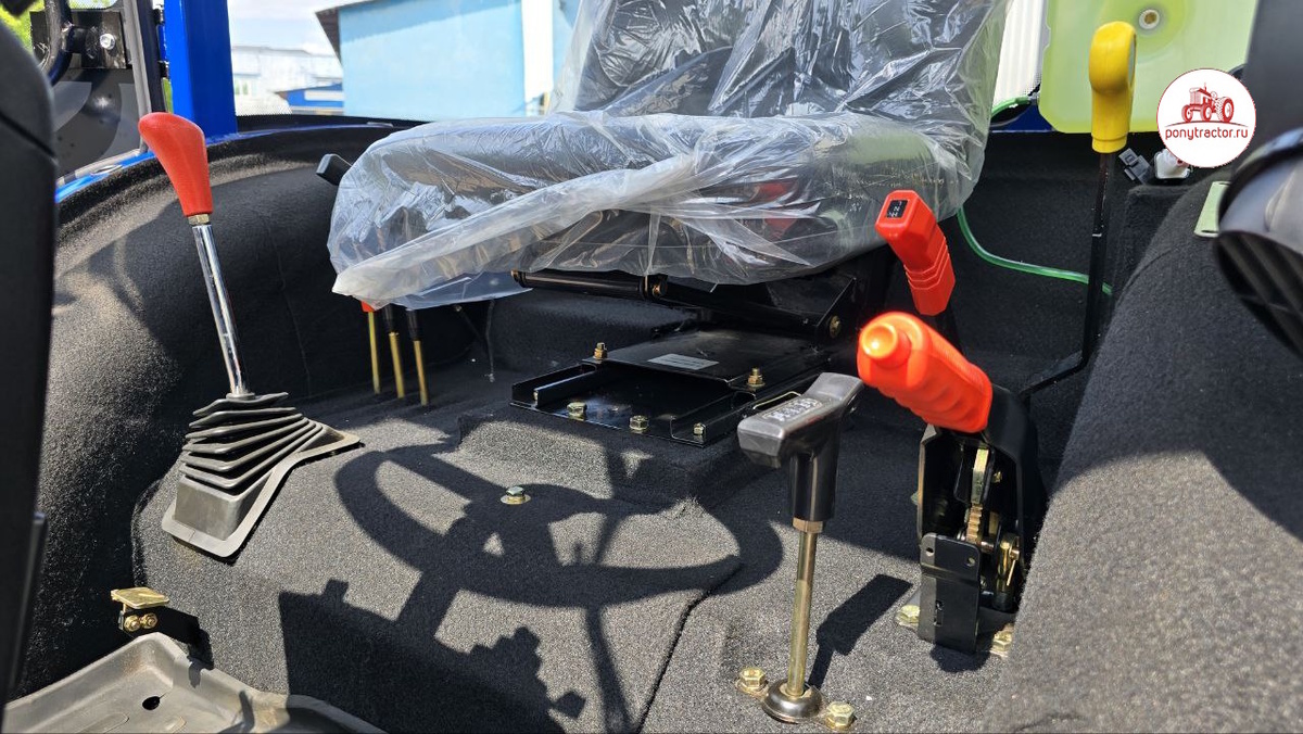 Фото кабины DF-244G2B ЛЮКС. Фото автора.