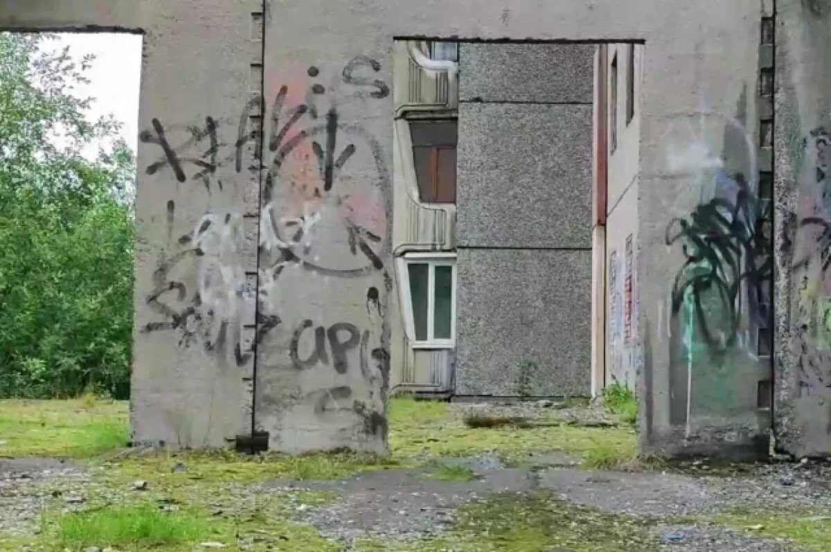    В Мурманске дети продолжают лазить по недострою на улице Маяковского