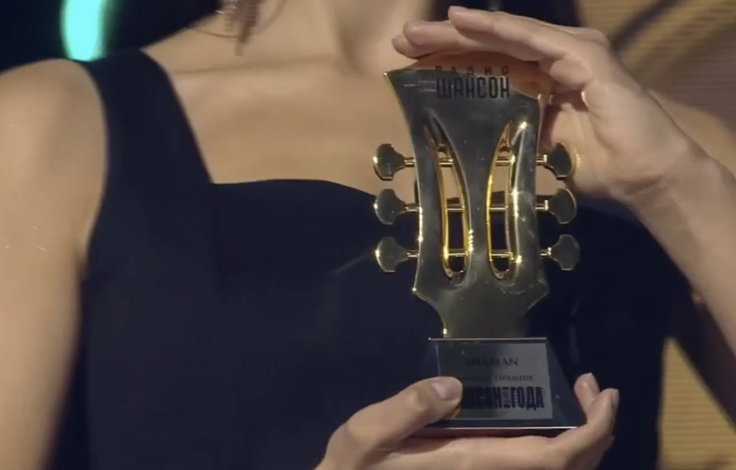 Золотой гитарный гриф. Так ведущие называют эту награду. 