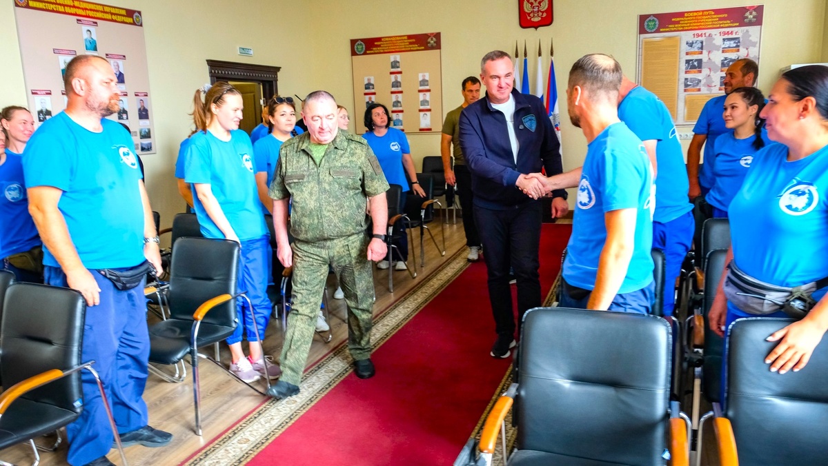    Губернатор Югры встретился с добровольцами, которые помогают раненым югорчанам