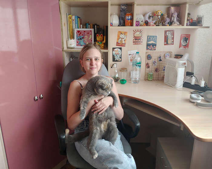 Марьяна с кошкой Василисой. 2025 год. Фото из домашнего архива