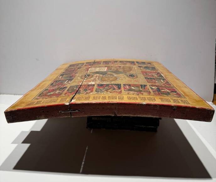 Трещина, скреплённая по верхнему торцу металлической скобой.