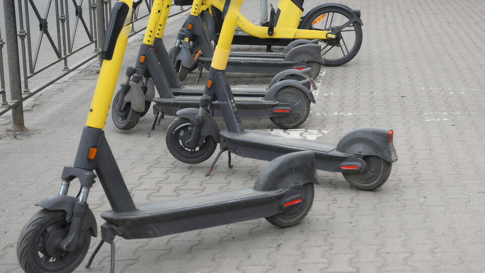     Кадры смертельного падения электросамокатчика под автобус в Москве РИА Новости/Алексей Майшев