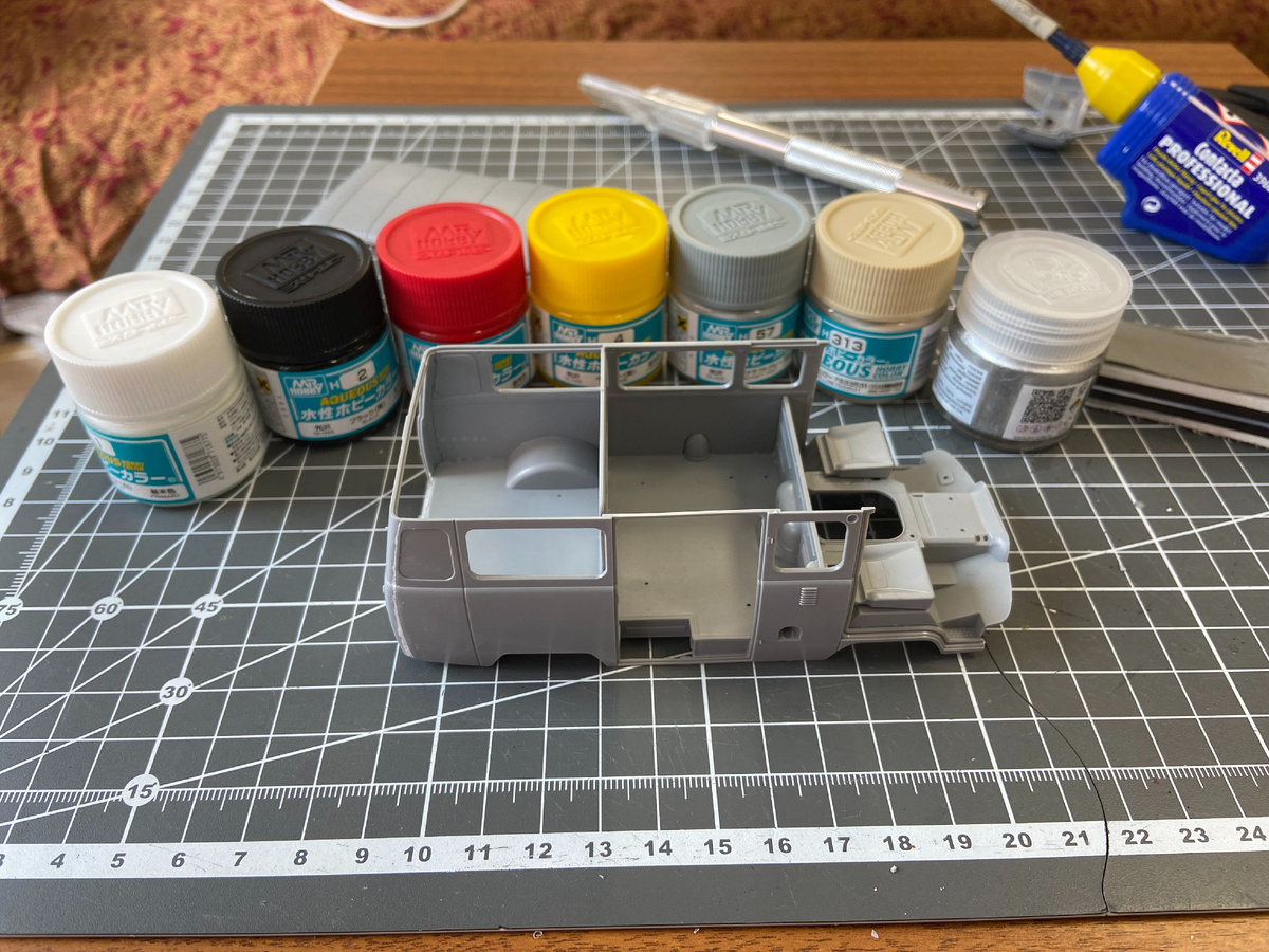 Видимо, опять УАЗ будет неправильным, хотя задние панели состыковались ровненько. В процессе стройки стендовой модели УАЗ-3909 "Буханка" в масштабе 1/35. Производитель "Звезда". Фото из личного архива автора © 2025 год.