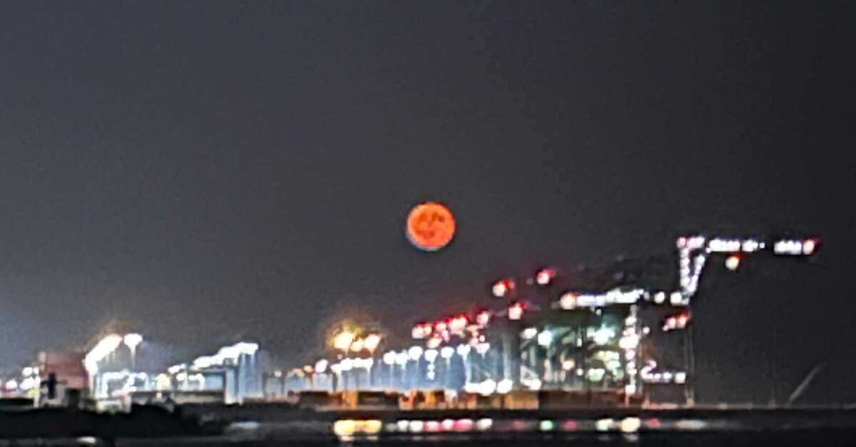 Красная Луна над портом. К сожалению, на фото сложно запечатлеть всю её величавость