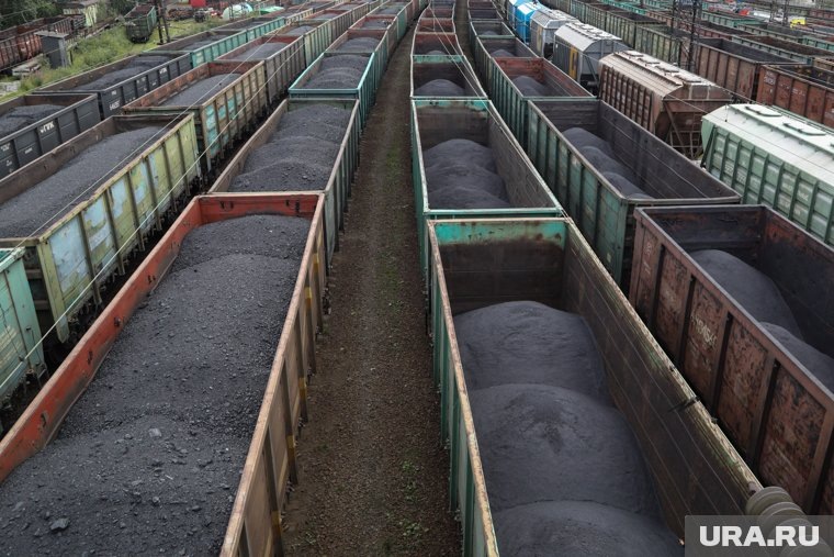    Мужчины запрыгнули в один из вагонов с углем